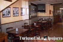 Zona acondicionada de mesas junto a la barra del bar